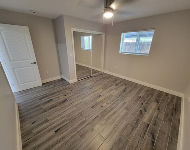 535 W 15th Street - Photo Thumbnail 8