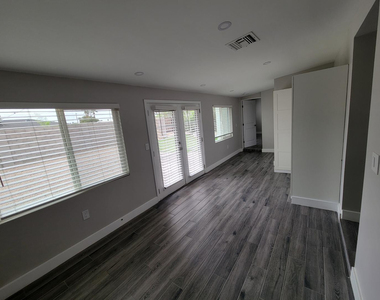535 W 15th Street - Photo Thumbnail 3