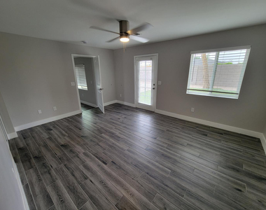 535 W 15th Street - Photo Thumbnail 4