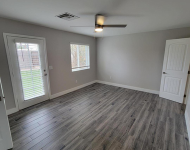535 W 15th Street - Photo Thumbnail 5