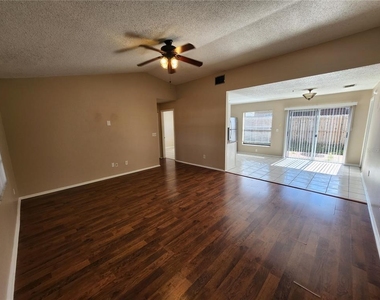 905 Old Field Drive - Photo Thumbnail 8