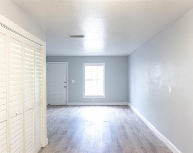 5712 N Lincoln Avenue - Photo Thumbnail 5