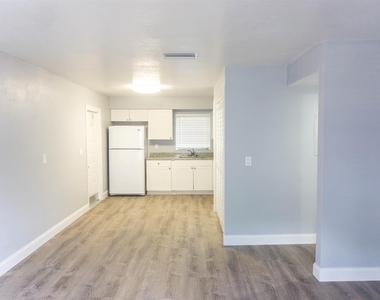 5712 N Lincoln Avenue - Photo Thumbnail 2