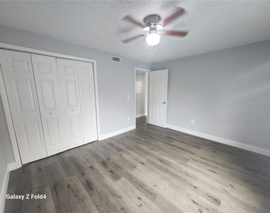 5704 N Lincoln Avenue - Photo Thumbnail 6