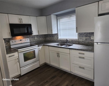 5704 N Lincoln Avenue - Photo Thumbnail 4