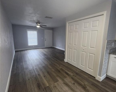 5704 N Lincoln Avenue - Photo Thumbnail 3