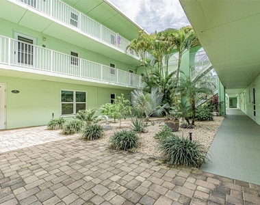 464 Paula Drive N - Photo Thumbnail 2