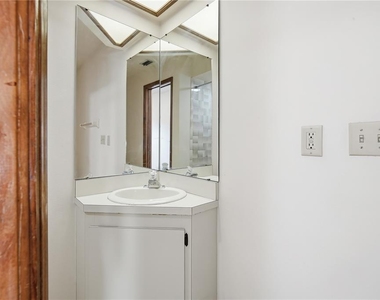 4515 Southampton Court - Photo Thumbnail 8