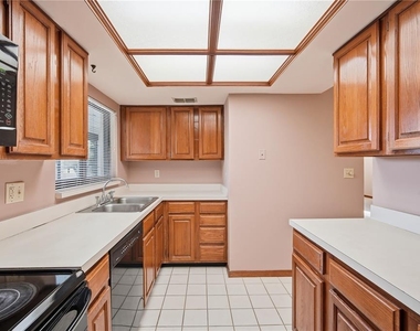 4515 Southampton Court - Photo Thumbnail 12