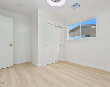 3005 N 81st Place - Photo Thumbnail 27
