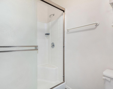 220 N 22nd Place - Photo Thumbnail 13