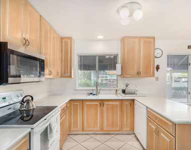 220 N 22nd Place - Photo Thumbnail 19