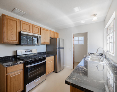 2449 E Fairmount Avenue - Photo Thumbnail 4
