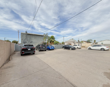 909 E Roosevelt Street - Photo Thumbnail 1