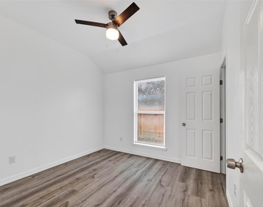 7725 Hoffman Street - Photo Thumbnail 16