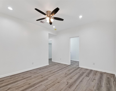 7725 Hoffman Street - Photo Thumbnail 22