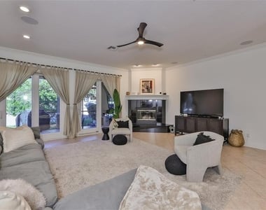 602 Saxony Boulevard - Photo Thumbnail 4