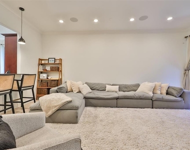 602 Saxony Boulevard - Photo Thumbnail 6