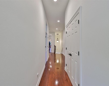602 Saxony Boulevard - Photo Thumbnail 17