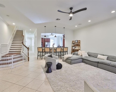 602 Saxony Boulevard - Photo Thumbnail 2