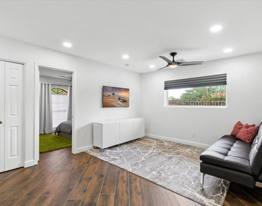 10628 E Cinnabar Avenue - Photo Thumbnail 15