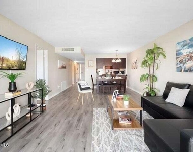11040 N 28th Drive - Photo Thumbnail 3