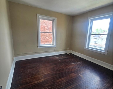 218 S 15th Street - Photo Thumbnail 3