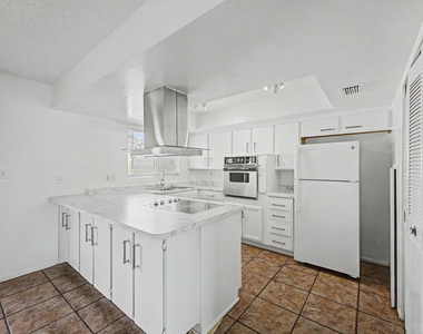 4522 N 15th Avenue - Photo Thumbnail 9