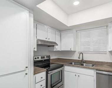 1826 N 51st Street - Photo Thumbnail 4