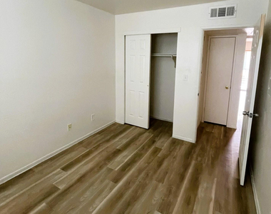 2002 E Sweetwater Avenue - Photo Thumbnail 7