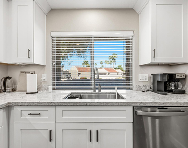 7340 N Via Camello Del Norte - Photo Thumbnail 12