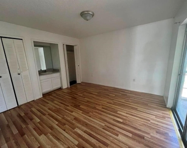 1109 Woodman Way - Photo Thumbnail 8