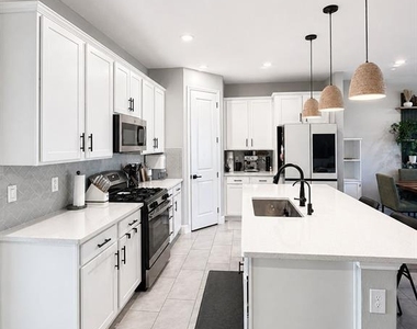 128 Arlington Square Court - Photo Thumbnail 3