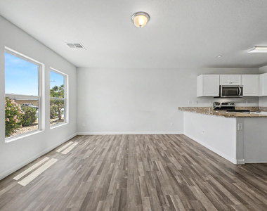 322 E Watson Place - Photo Thumbnail 9