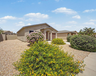 322 E Watson Place - Photo Thumbnail 4
