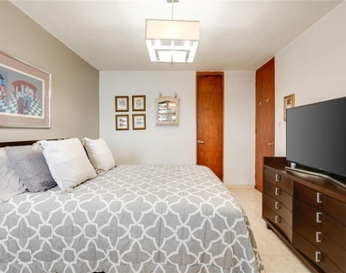 1704 San Patricio Avenue - Photo Thumbnail 12