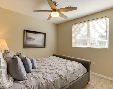 16439 S 34th Way - Photo Thumbnail 7
