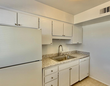12602 N 21st Avenue - Photo Thumbnail 6