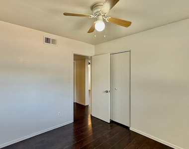 12602 N 21st Avenue - Photo Thumbnail 9