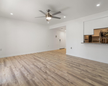 3033 E Devonshire Avenue - Photo Thumbnail 5