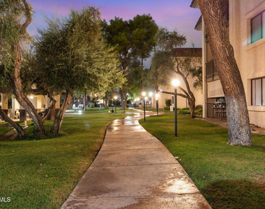 3033 E Devonshire Avenue - Photo Thumbnail 20