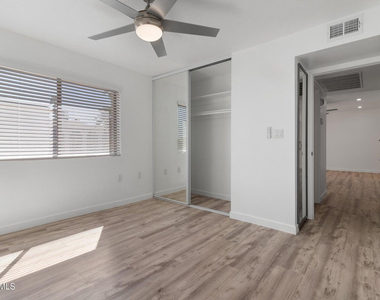 3033 E Devonshire Avenue - Photo Thumbnail 9