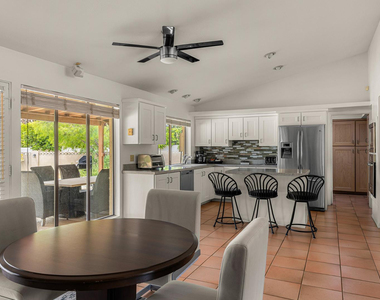 5901 E Cactus Wren Road - Photo Thumbnail 6