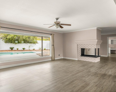 6724 N 58th Place - Photo Thumbnail 6