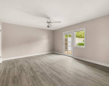 6724 N 58th Place - Photo Thumbnail 11