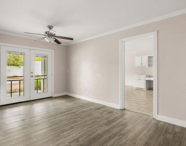 6724 N 58th Place - Photo Thumbnail 9