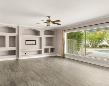 6724 N 58th Place - Photo Thumbnail 3