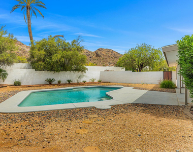 6724 N 58th Place - Photo Thumbnail 2
