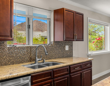 6724 N 58th Place - Photo Thumbnail 8
