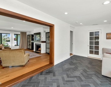 103 W Palmcroft Drive - Photo Thumbnail 11